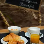 Hotel Le Grillon 3*