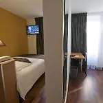 Le Grillon Hotel
