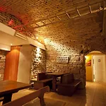 Le Grillon Hotel