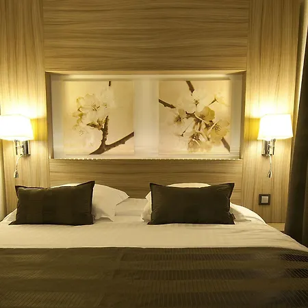 Le Grillon Hotel