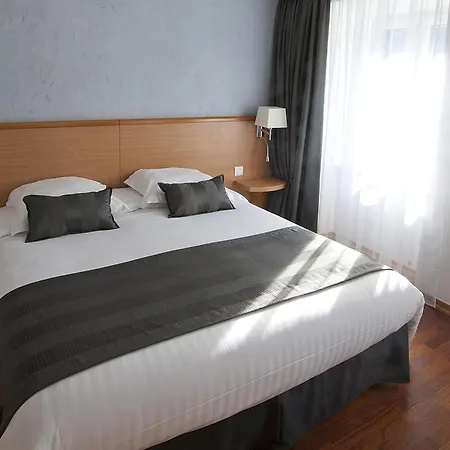 Hotel Le Grillon 3*