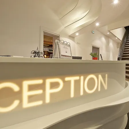 Le Grillon Hotel