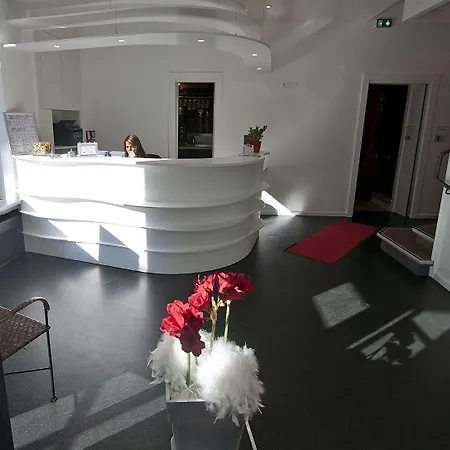 オテル ル グリヨン 3*