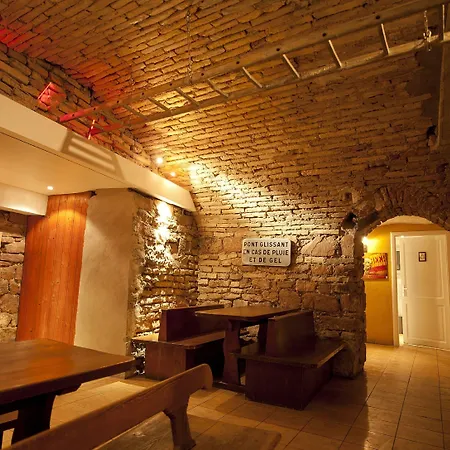 Le Grillon Hotel