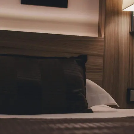 Le Grillon Hotel