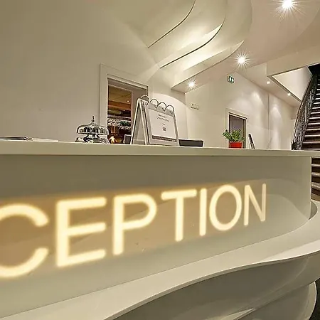 Hotel Le Grillon