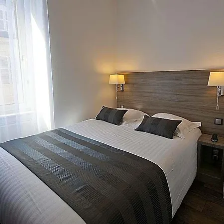 Hotel Le Grillon 3*
