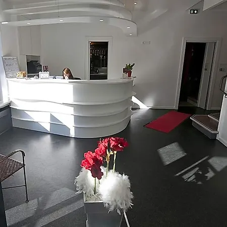 Le Grillon Hotel