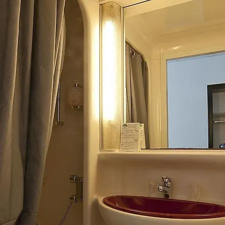 Hotel Le Grillon 3*