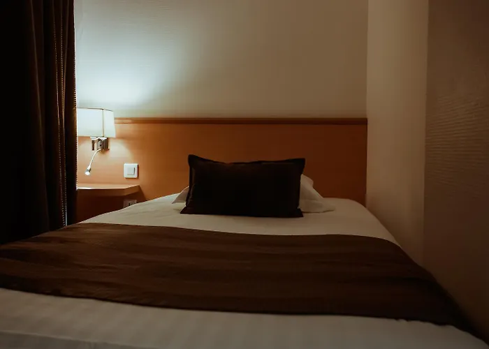 Le Grillon Hotell 3*