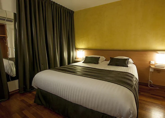 Hotel Le Grillon 3*