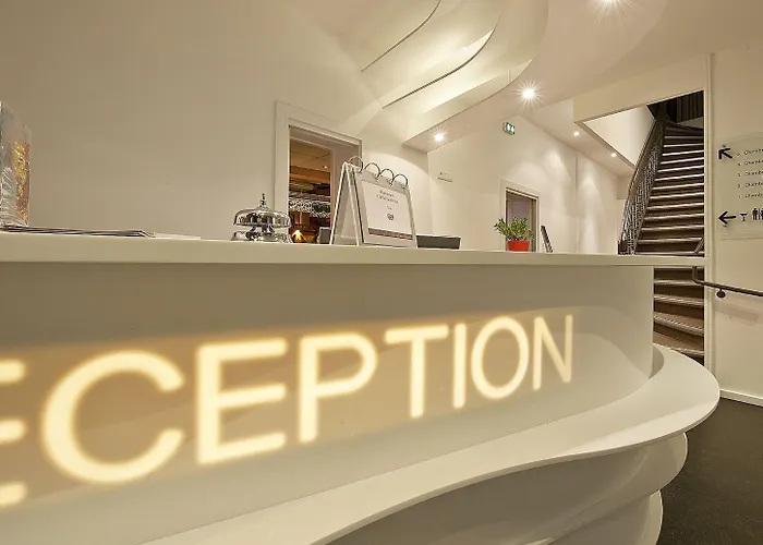 Le Grillon Hotel